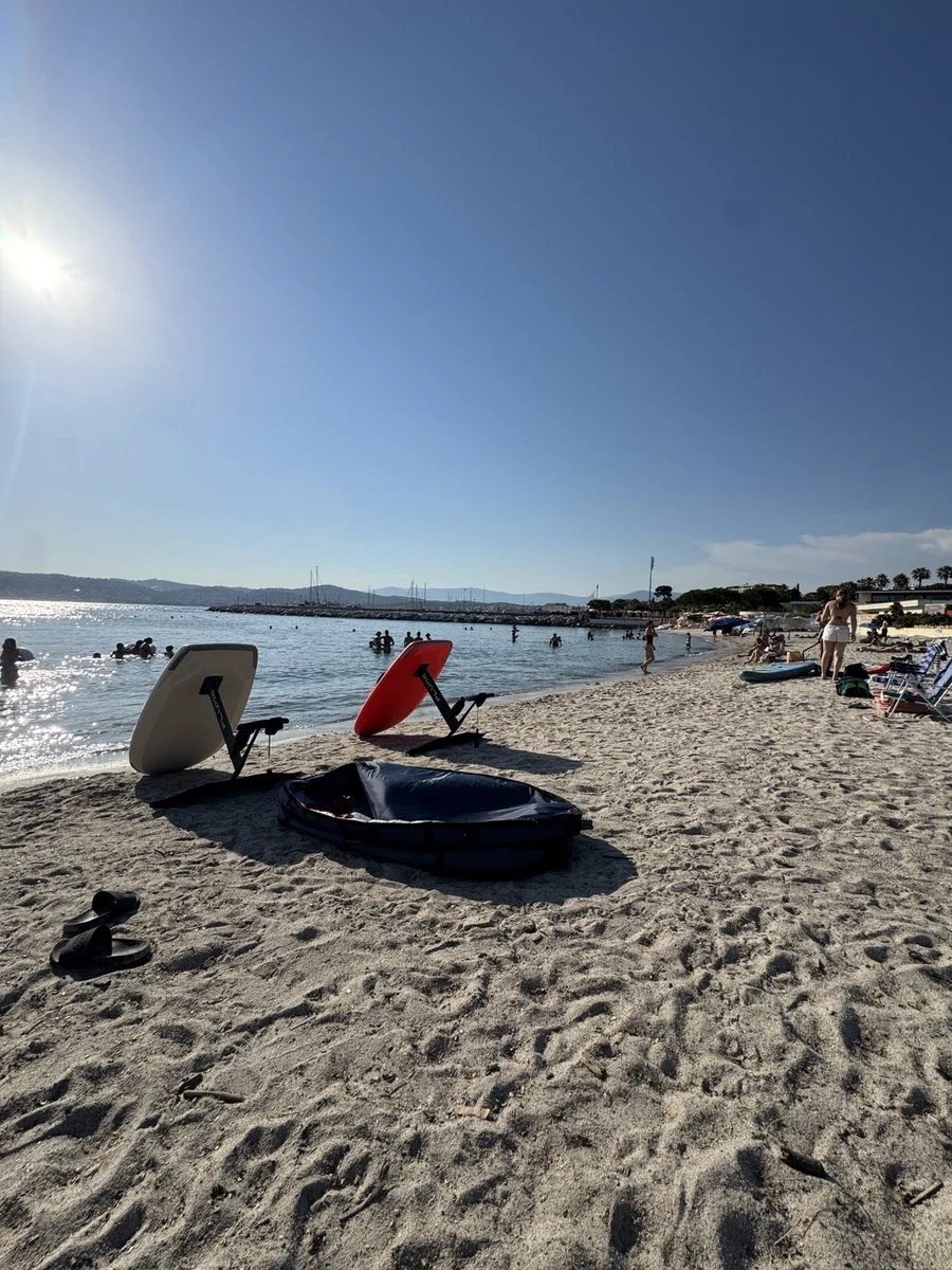 Deux planches eFoil rouge et blanche sur la plage d’Antibes