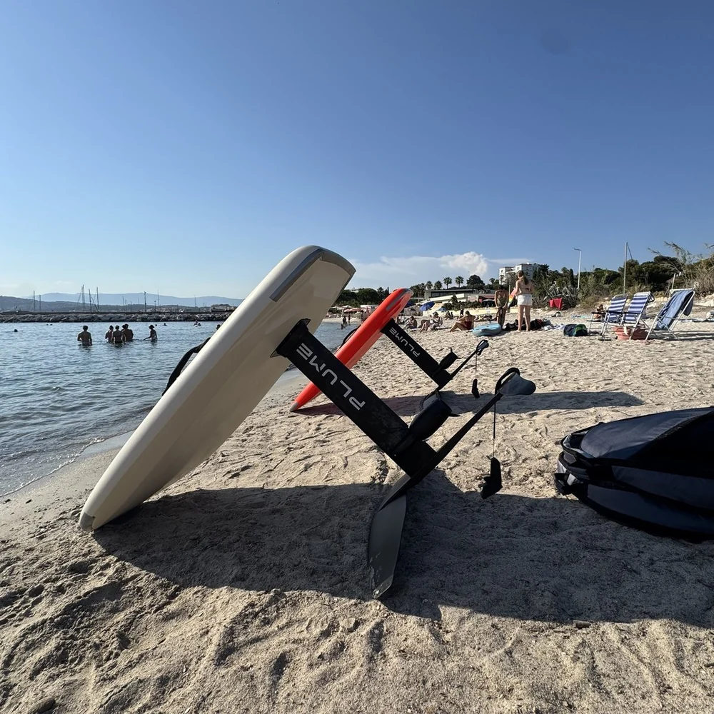 Planche eFoil sur la plage à Antibes