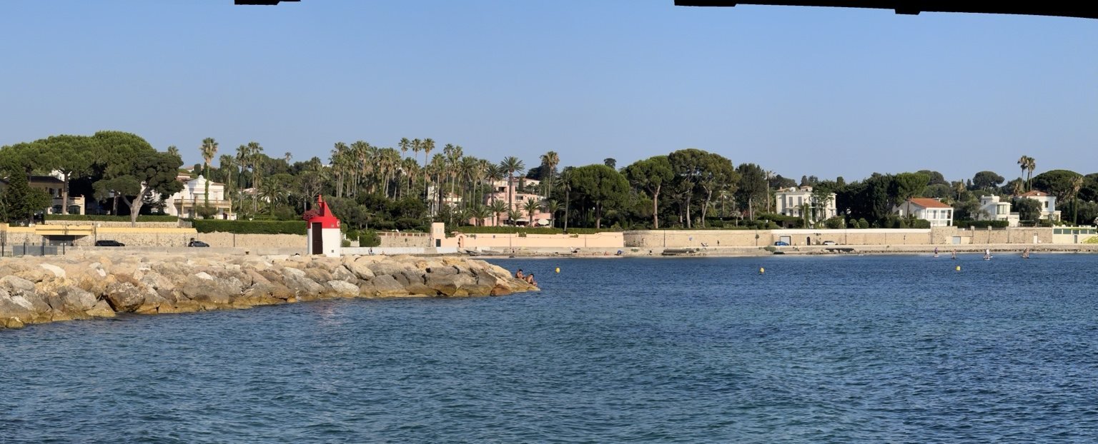 Vue du Cap d’Antibes depuis la mer